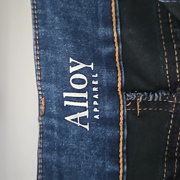 Mid rise skinny, tall 36" inseam. Very stretchy, holds shape. - Picture 5 of 6